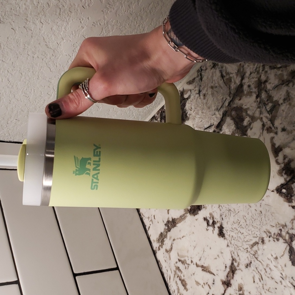 Stanley The Flowstate 30oz Quencher H2.0 Tumbler in Citron - Picture 2 of 8